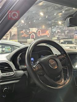 جیپ گراند شیرۆکی